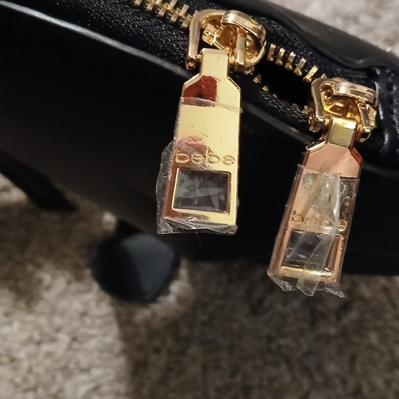 🖤✨ Bebe Black Heart Crossbody Bag | Gold Hardware | NWT ✨🖤 - Picture 4 of 8